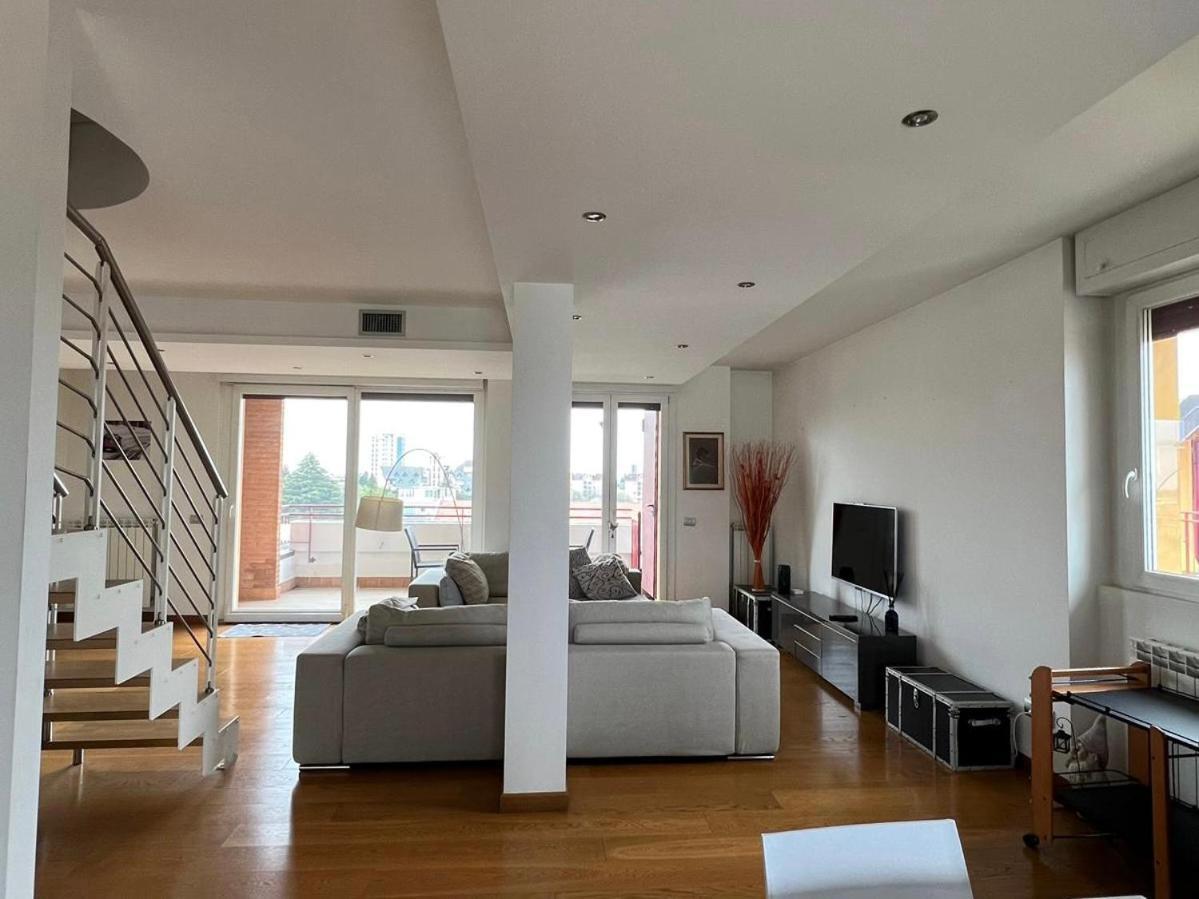 Penthouse Suite - Skyline View Busto Arsizio Buitenkant foto